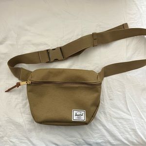 Like New Herschel 15 Fanny Pack in Tan (Coyote)